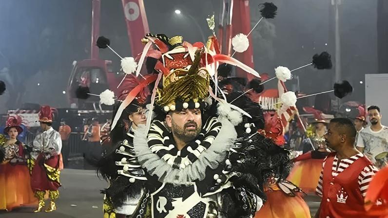 Ala em homenagem ao Vasco durante o desfile campeão da Unidos do Viradouro, que celebrou o vascaíno Mestre Ciça