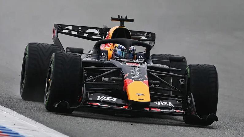 Max Verstappen no traçado de Barcelona (Foto: Reprodução/ X)