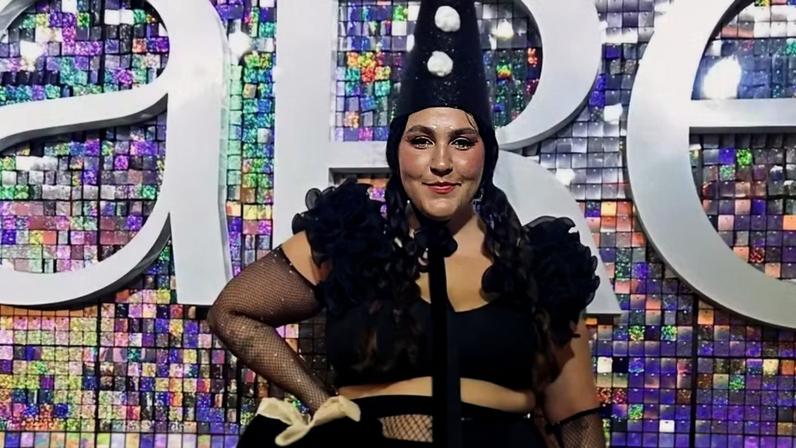 Vica Brenner, filha de Gerson Brenner, usa fantasia de Pierrot no Carnaval