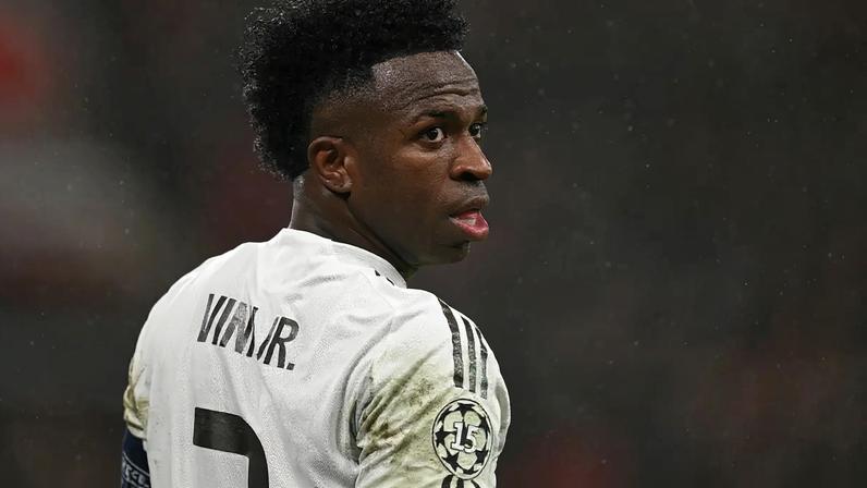 Vini Jr em ação na derrota do Real Madrid para o Liverpool na Champions League (Foto: Paul ELLIS / AFP)