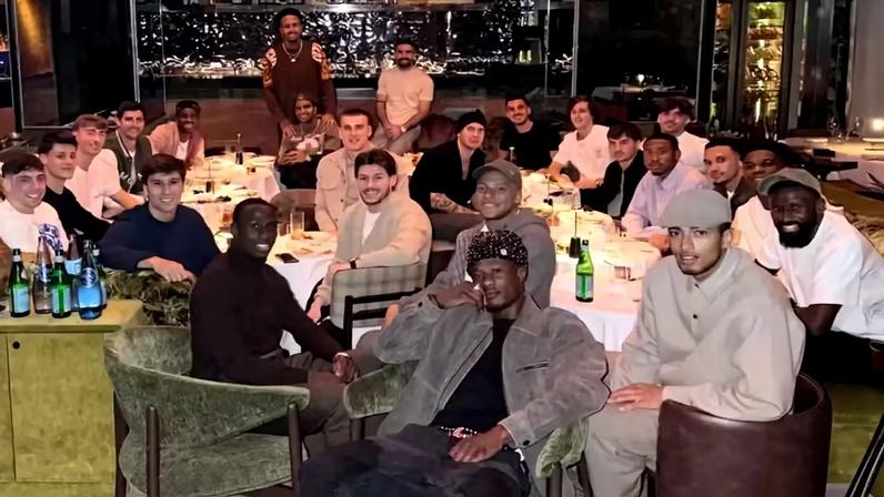 Vini Jr. e Mbappé oferecem jantar para elenco do Real Madrid — Foto: Reprodução