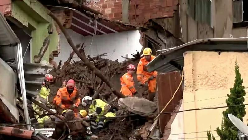 Mulher é socorrida com vida após ficar soterrada em Juiz de Fora — Foto: TV Integração/Reprodução