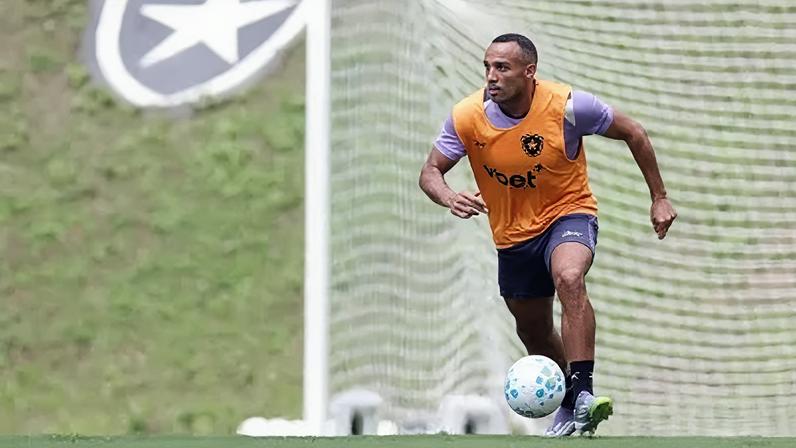 Marçal em campo em treinamento pelo Botafogo.