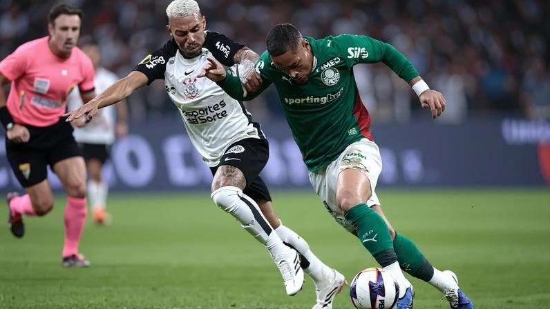 Matheusinho jogador do Corinthians disputa lance com Vitor Roque jogador do Palmeiras (Foto: Marcello Zambrana/ Agif/Gazeta Press)