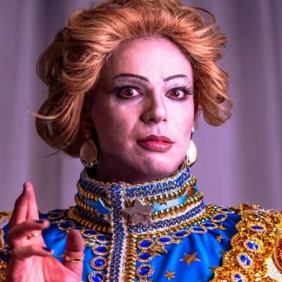 Vitor diCastro homenageia Walter Mercado em desfile da Rosas de Ouro