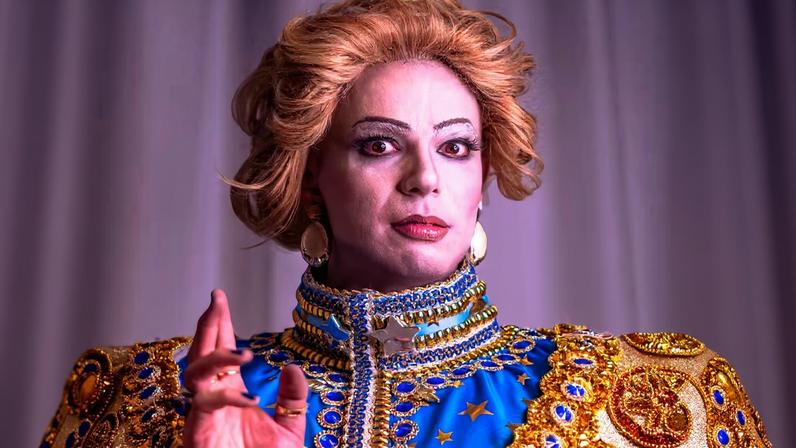 Vitor diCastro homenageia Walter Mercado em desfile da Rosas de Ouro