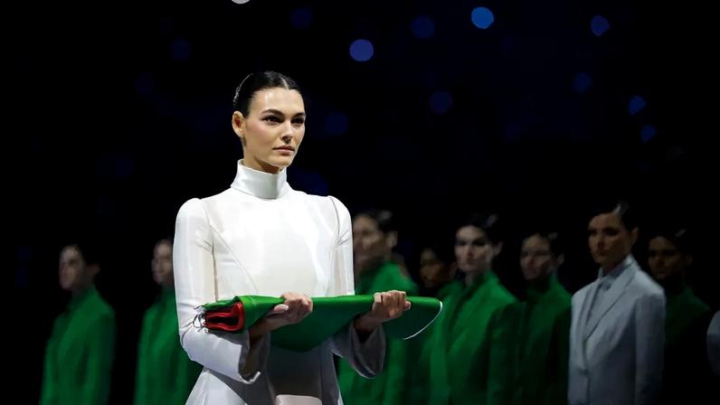 Vittoria Ceretti carrega bandeira italiana na abertura Jogos de Inverno 2026