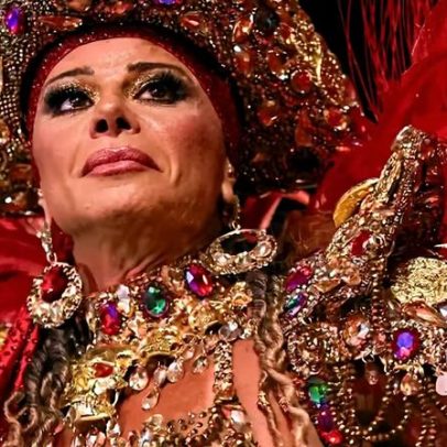 Viviane Araujo se emociona em desfile da escola Salgueiro