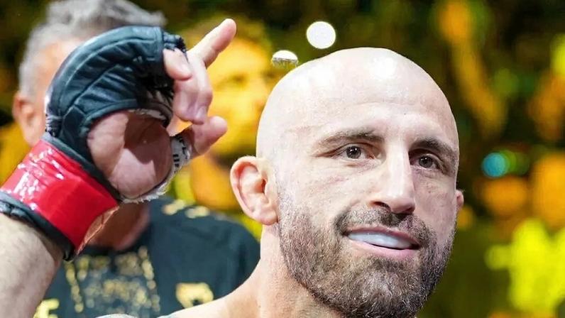 Volkanovski manteve o cinturão no UFC 325 (Foto: Reprodução Instagram UFC Brasil)