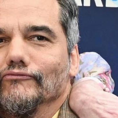 Wagner Moura recebe abraço de atriz de Hollywood em prêmio nos EUA