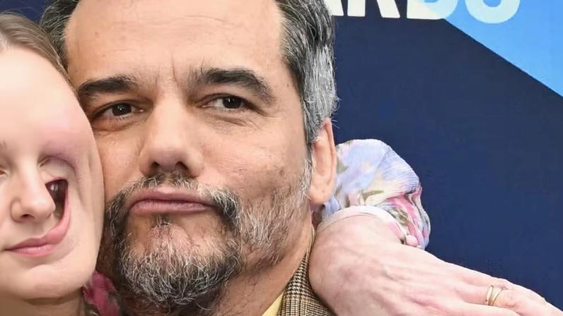 Wagner Moura recebe abraço de atriz de Hollywood em prêmio nos EUA