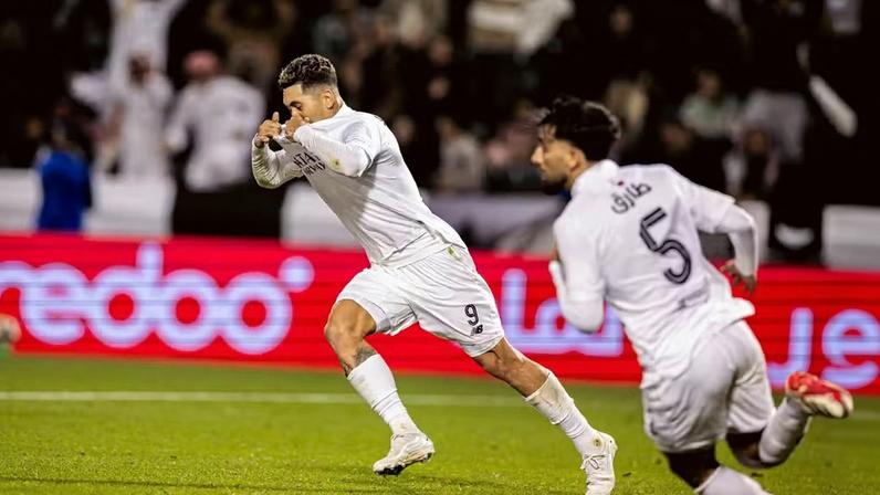Roberto Firmino comemora o primeiro gol do Al Sadd na vitória sobre o Al Gharafa — Foto: Divulgação/Al Sadd