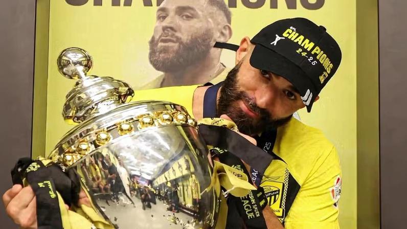 Benzema com a taça do Campeonato Saudita 24/25 pelo Al-Ittihad — Foto: Reprodução / Benzema