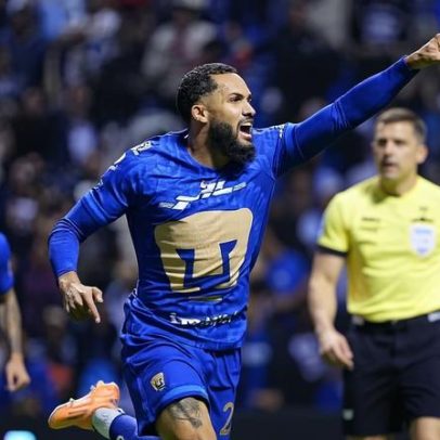 Ex-Flamengo Juninho entra no segundo tempo e decide no México