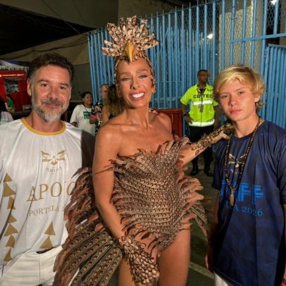 Adriane Galisteu recebe elogios do filho Vittorio antes de desfilar na Portela