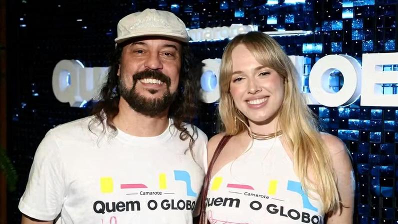 Gabriel Pensador e esposa, Gabriela Vicente, no Camarote Quem O Globo — Foto: @rafacusato/Quem