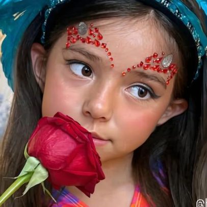 Zoe, filha de Sabrina Sato, faz estreia na Marquês de Sapucaí