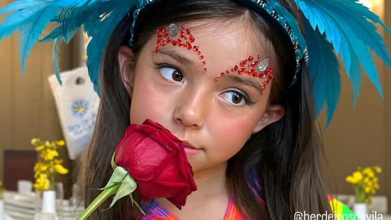Zoe, filha de Sabrina Sato e Duda Nagle, pronta para o desfile dos 'Herdeiros da Vila' — Foto: Reprodução/ Instagram