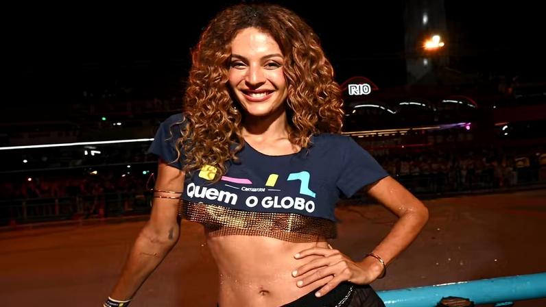 Gabriela Loran, de Três Graças, curte desfile campeãs no Camarote Quem O Globo