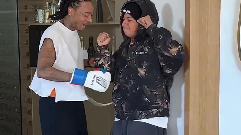 Wiz Khalifa desferiu 13 socos no estômago do filho Sebastian durante aniversário