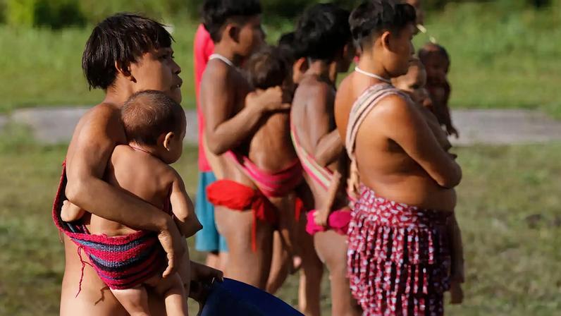 Surucucu (RR), 09/02/2023 - Mulheres e crianças yanomami em Surucucu, na Terra Indígena Yanomami. Foto: Fernando Frazão/Agência Brasil