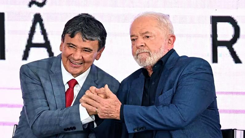Ministro do Desenvolvimento Social Wellington Dias ao lado do presidente Lula — Foto: Evaristo Sá/AFP