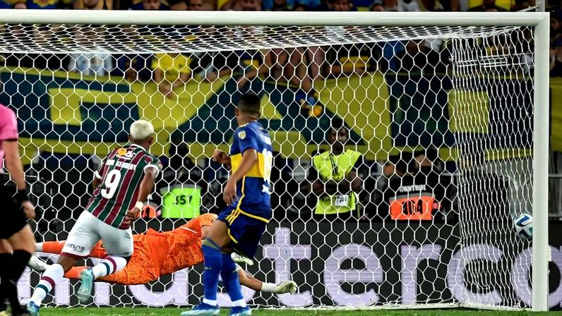 John Kennedy faz gol em Fluminense x Boca na final da Libertadores 2023 (FOTO: CARL DE SOUZA / AFP)