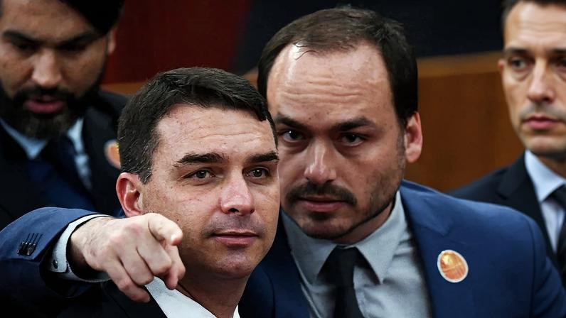 Os irmãos Flávio e Carlos Bolsonaro. Foto: Evaristo Sá/AFP