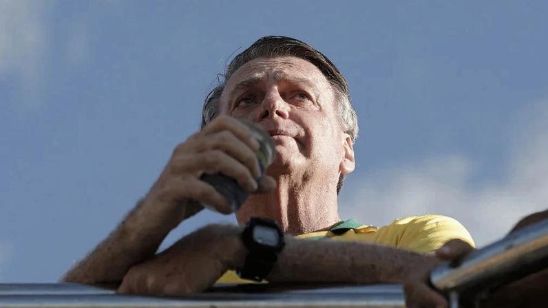 Bolsonaro tem melhora clínica, permanece na UTI sem previsão de alta