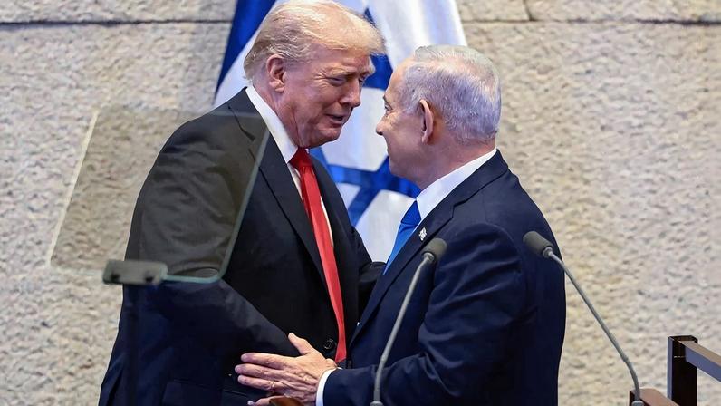 Donald Trump abraça Benjamin Netanyahu no Parlamento de Israel. Foto: Evelyn Hockstein / POOL / AFP