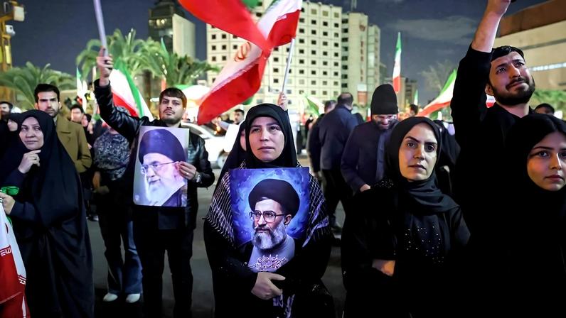 Iranianos lamentam a morte do líder supremo Ali Khamenei em Teerã, capital da República Islâmica. Foto: AFP