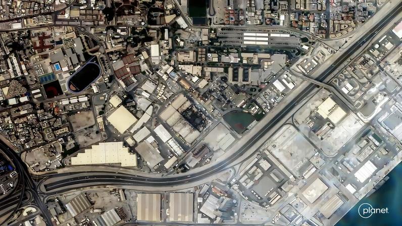 Imagem de satélite, divulgada pela em 1º de março de 2026, mostrando a fumaça subindo dos danos causados ​​à base naval dos EUA em Manama, capital do Bahrein, após ataques iranianos. Foto: 2026 Planet Labs PBC/AFP