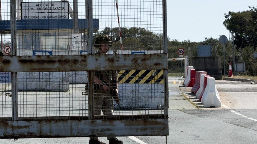 Um soldado britânico vigia um portão na base da RAF Akrotiri após dois supostos ataques com drones perto de Limassol em 2 de março de 2026. A base soberana britânica no Chipre estava sendo evacuada em março após o soar das sirenes, informou um correspondente da AFP. Foto: Etienne TORBEY / AFP