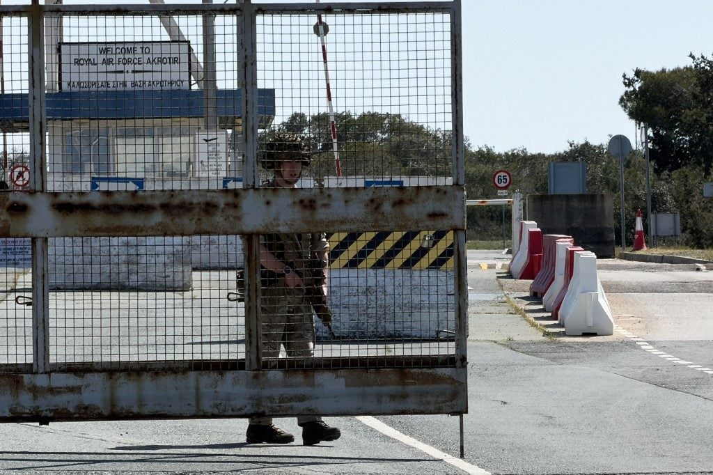 Um soldado britânico vigia um portão na base da RAF Akrotiri após dois supostos ataques com drones perto de Limassol em 2 de março de 2026. A base soberana britânica no Chipre estava sendo evacuada em março após o soar das sirenes, informou um correspondente da AFP. Foto: Etienne TORBEY / AFP