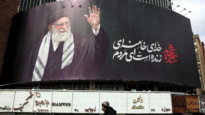 Cartaz em Teerã homenageia o supremo líder Ali Khamenei, morto em ataque de Israel e dos Estados Unidos – foto: AFP