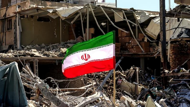 Bandeira iraniana em meio aos escombros de prédio residencial destruído em Teerã