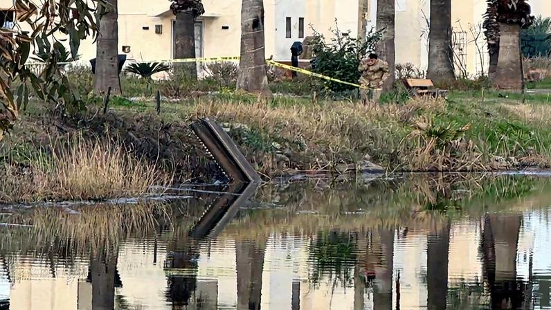 Esta fotografia, divulgada em 4 de março de 2026 pela agência de notícias turca DHA (Demiroren News Agency), mostra soldados turcos cercando um fragmento de munição identificado como pertencente ao sistema de defesa aérea que interceptou a ameaça após sua destruição em voo, no distrito de Dortyol, em Hatay. A Turquia advertiu Teerã contra quaisquer medidas que pudessem agravar a guerra depois que um míssil lançado do Irã em direção ao espaço aéreo turco foi destruído por sistemas de defesa aérea da OTAN, segundo uma fonte do Ministério das Relações Exteriores. HANDOUT / DHA (Demiroren News Agency) / AFP