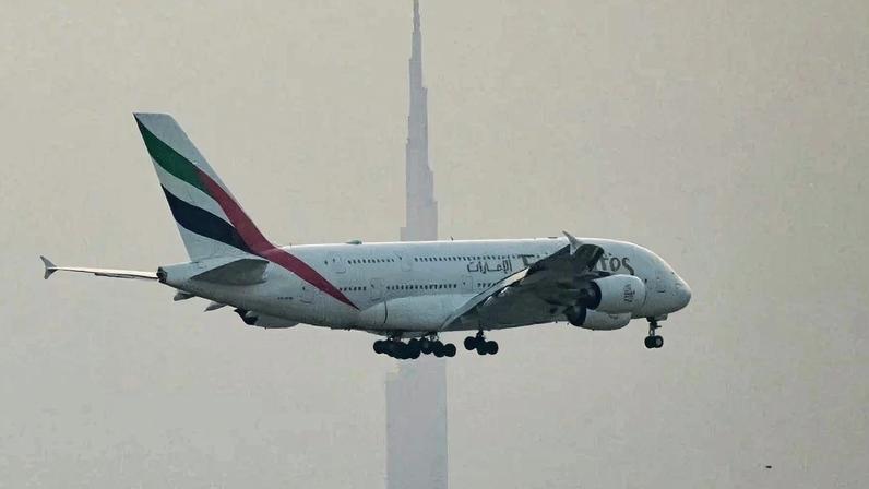 Avião da companhia Emirates chega ao aeroporto de Dubai; conflito causou graves impactos no tráfego aéreo do Oriente Médio