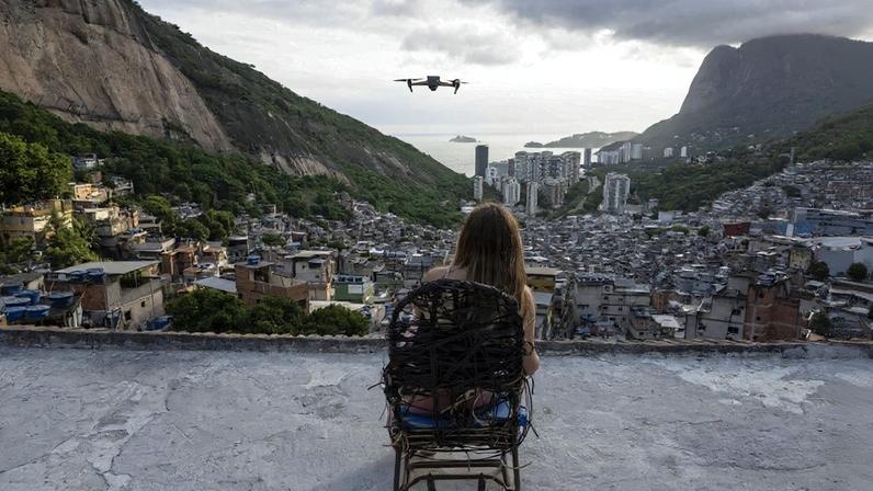 As gravações feitas com drones na Rocinha viralizaram nas redes sociais – foto: Pablo Porciúncula/AFP