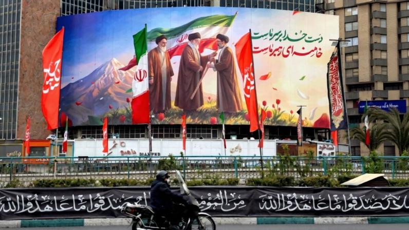 Cartaz em Teerã com imagem atual aiatolá, Mojtaba Khamenei, e de seus antecessores, Ruhollah Khomeini e Ali Khamenei – foto: AFP
