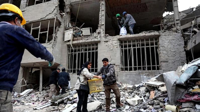 Iranianos buscam objetos em meio aos escombros de prédios atingidos por ataques em Teerã – foto: AFP