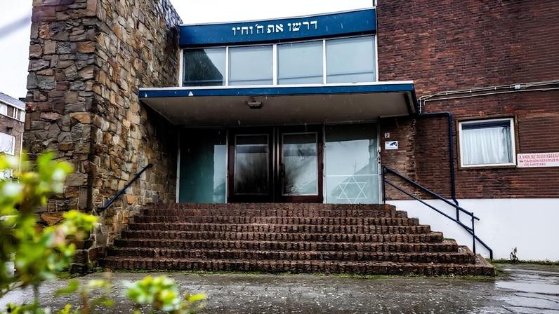 Imagem mostra os danos à entrada da sinagoga após a explosão em Rotterdam – foto: Media TV via ANP/AFP