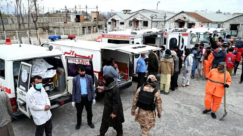 Ambulâncias que foram destacadas para o atendimento às vítimas da explosão em centro médico de Cabul – foto: Wakil Kohsar/AFP
