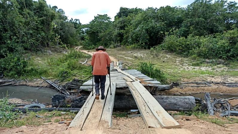 Dry canals in the Xingu River basin prevent boat traffic and make it difficult for local families to get around. Image courtesy of MATI/ISA.