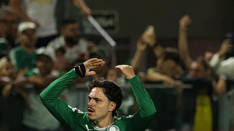 Palmeiras vence São Paulo e avança à final do Paulistão com arbitragem polêmica