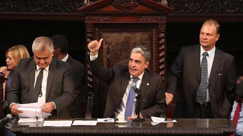 Eleição indireta no RJ com voto secreto favorece candidato do PT