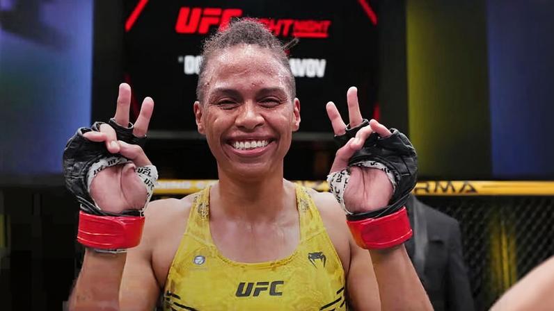 Luana Carolina comemora após a vitória sobre Julija Stoliarenko no UFC Apex, em fevereiro de 2024. (Chris Unger/Zuffa LLC)