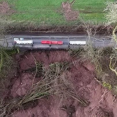 Habitantes ficam presos e temem fome de animais após deslizamento fecha estrada