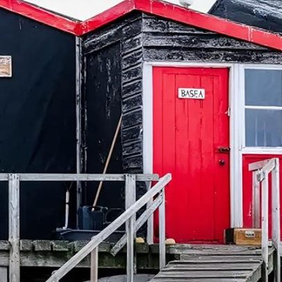 Carpinteiro de conservação reparando base científica remota