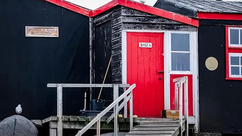 Carpinteiro de conservação reparando base científica remota